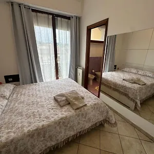 https://golden-lungarno-river.it-tuscanyhotel.com